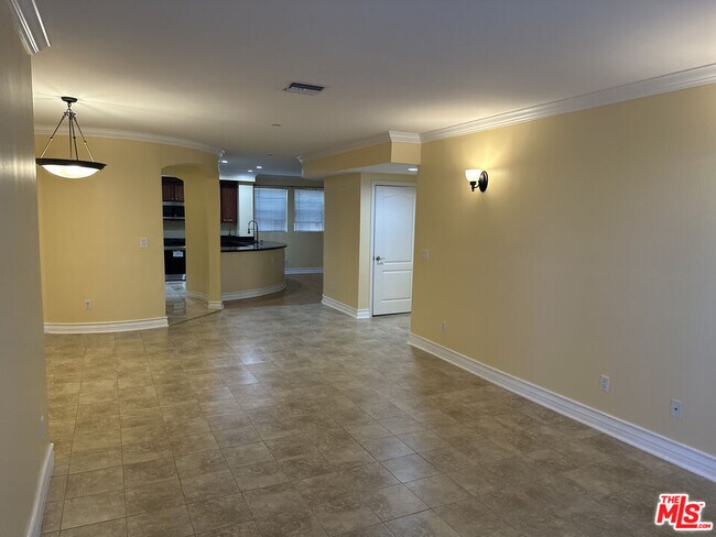 Building Photo - 122 N Clark Dr