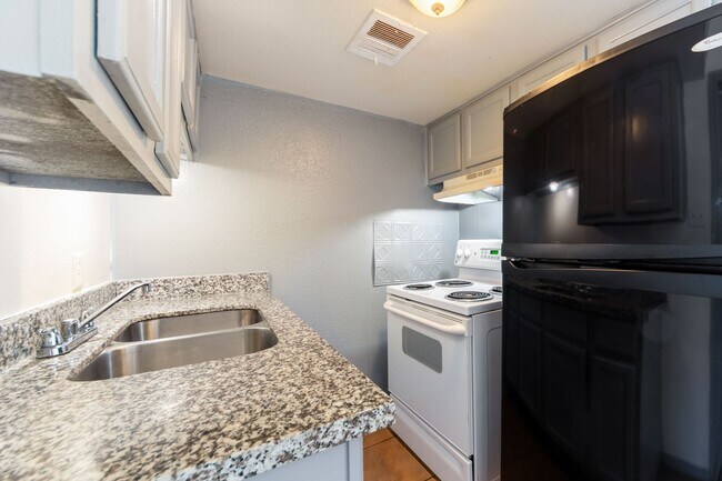 Building Photo - HALF OFF FIRST MONTH RENT & ASK ABOUT OUR NO DEPOSIT OPTION!