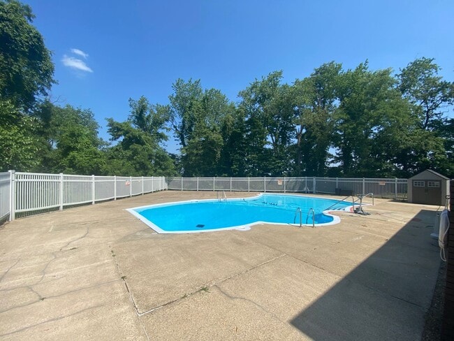 Building Photo - Moon Township - 2 Bedroom, 1.5 Bath Townhouse in Fox Hollow (Includes all utilities except electric)