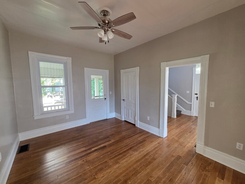 Building Photo - 709 Dewitt Ave