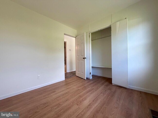 Building Photo - 606 W Beech Rd