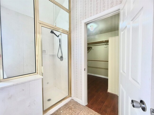 Building Photo - 1916 Lakewinds Dr