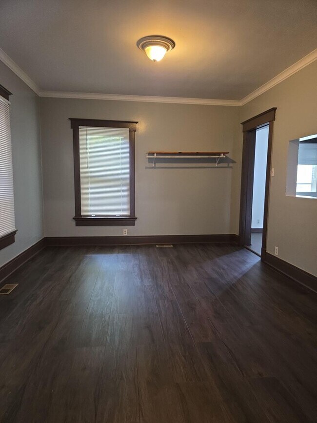 Building Photo - Great 4 bed 1.5 bath with detached garage ...