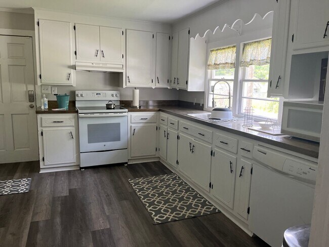 Building Photo - Newly Renovated Three Bedroom House in West Ashley