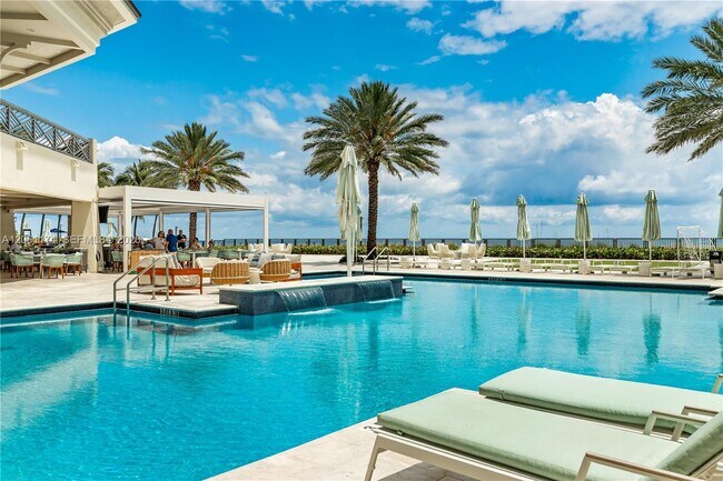 Building Photo - 16051 Collins Ave
