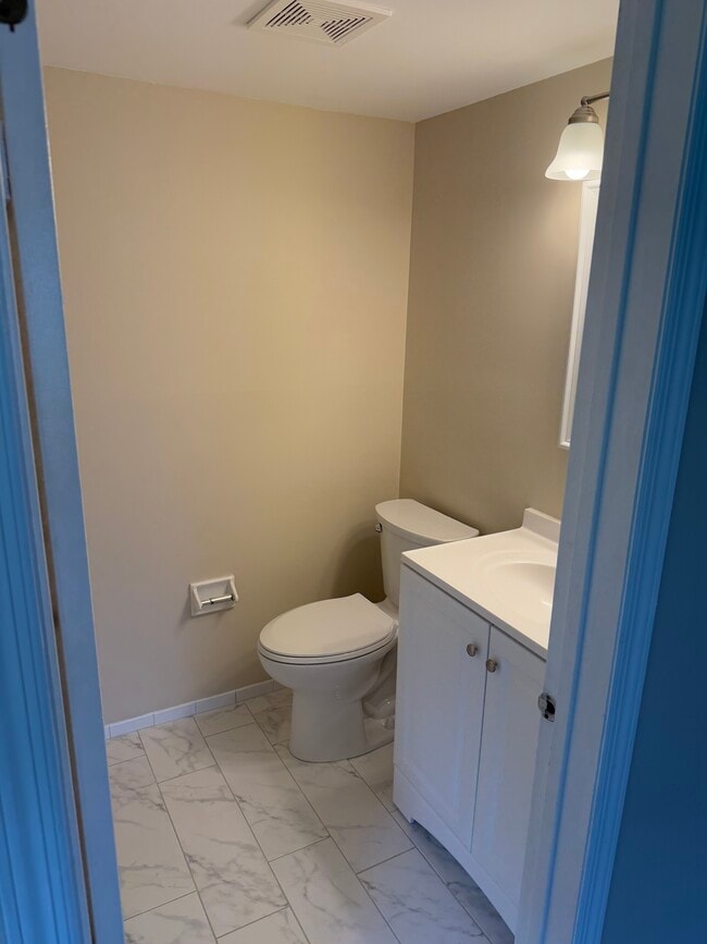 Building Photo - 565A Thrush Ct