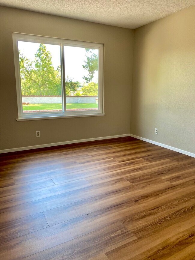 Building Photo - Amazing 4-bedroom home with a view, Availa...