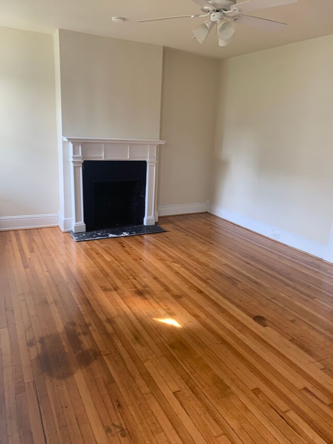 Building Photo - Renovated 4 Bedroom Townhouse! Off Street ...