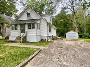 Building Photo - Cape Cod on cul-de-sac backs to park