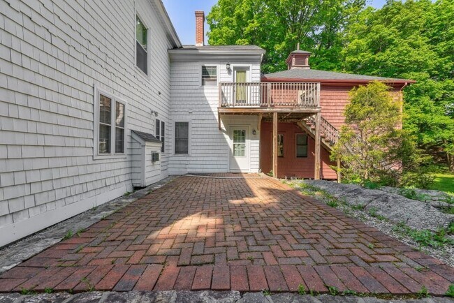 Building Photo - 131 Elm St