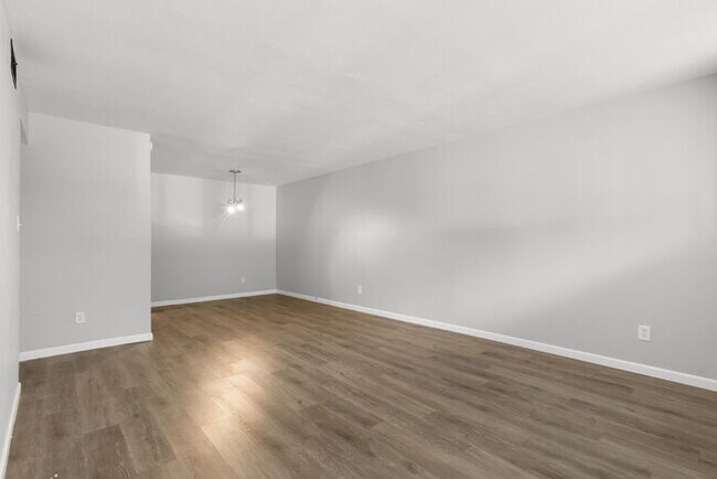 Building Photo - Recently updated 2 bedroom condo with upgr...