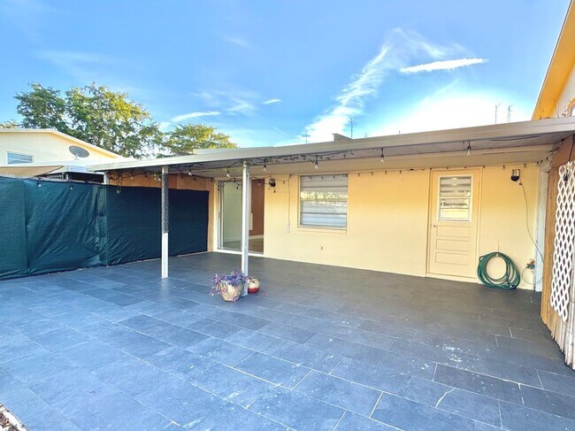 Building Photo - 3005 1/2 NW 68th St, 9D