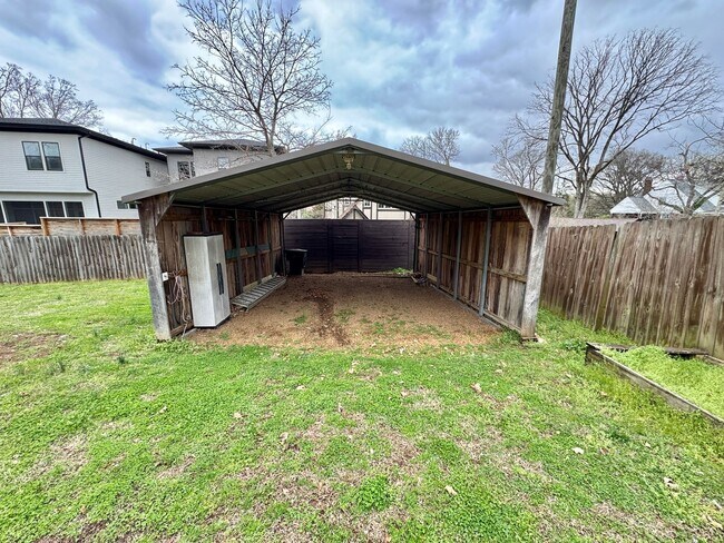 Building Photo - 5 Bedroom Home Between 12 South and Oak Hill