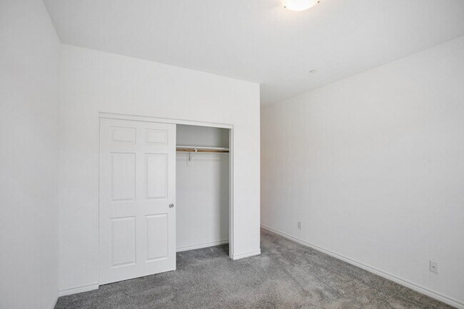 Building Photo - 3 Bed Townhome At Las Vegas Blv and St. Rose Pkwy