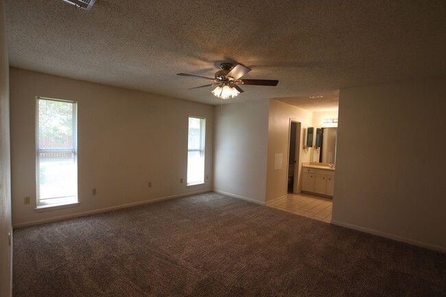 Building Photo - Oversized 4 bedroom 3 bath rental in Tyler...