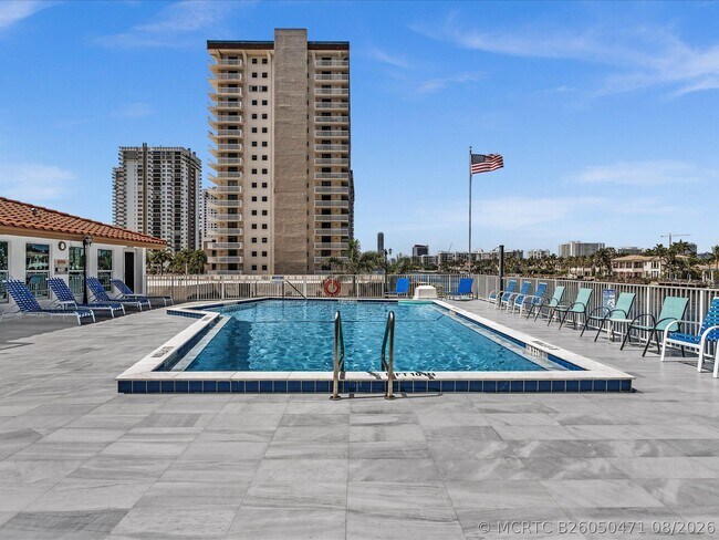 Building Photo - 1410 S Ocean Dr