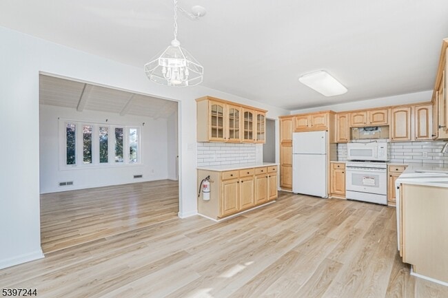 Building Photo - 17 Throckmorton Ln