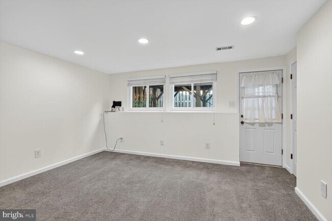 Building Photo - 5320 Larochelle Ct