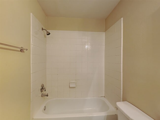 Building Photo - 1913 Plum Falls Ln