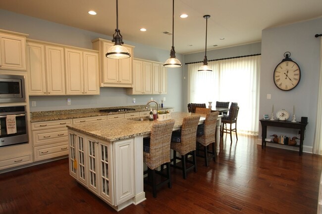 Building Photo - Beautiful Furnished Home Close to Bethany ...