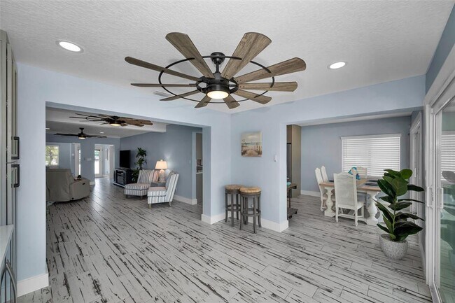 Building Photo - 17727 Long Point Dr