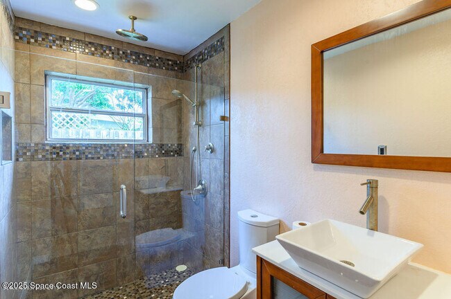 Building Photo - 320 Pine Tree Dr