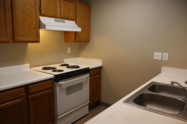 Building Photo - Convenient & Comfortable Condo Living Near...