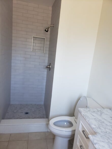 Building Photo - 302 N Ventura St