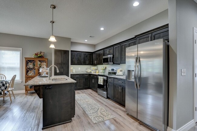 Building Photo - New Unit now available for lease! Modern 2...