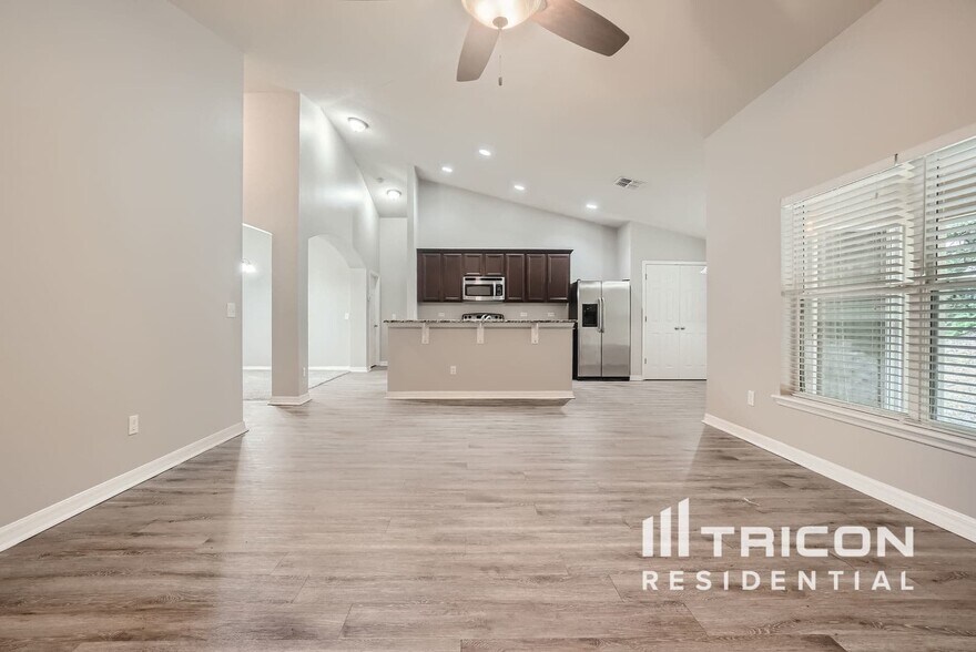 Building Photo - 11127 Lemay Dr