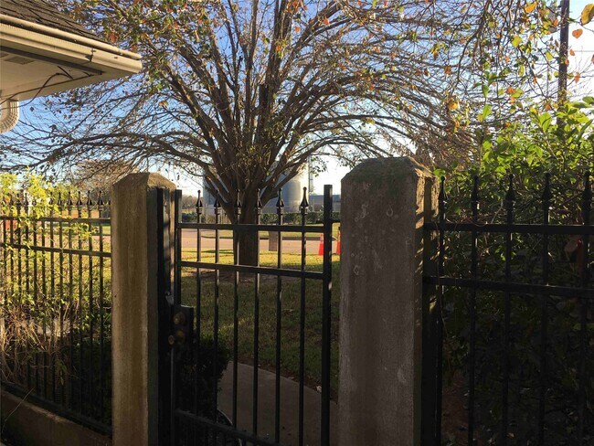 Building Photo - 2950 Glenn Lakes Ln