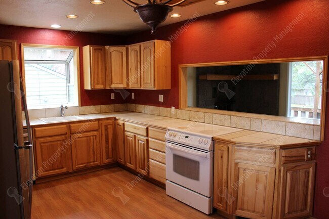 Building Photo - Historic Midtown Bend Gem with Detached St...