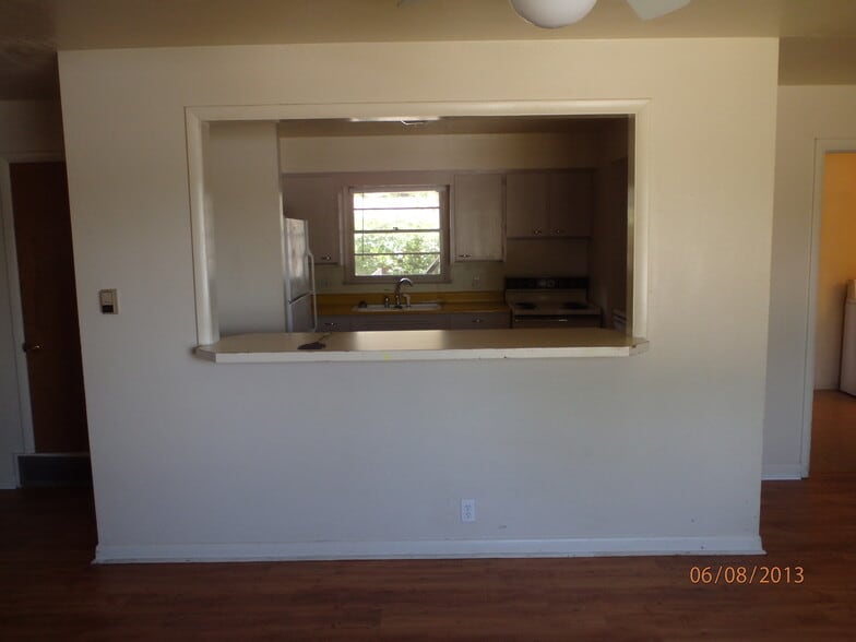 Building Photo - 605 W Lake St