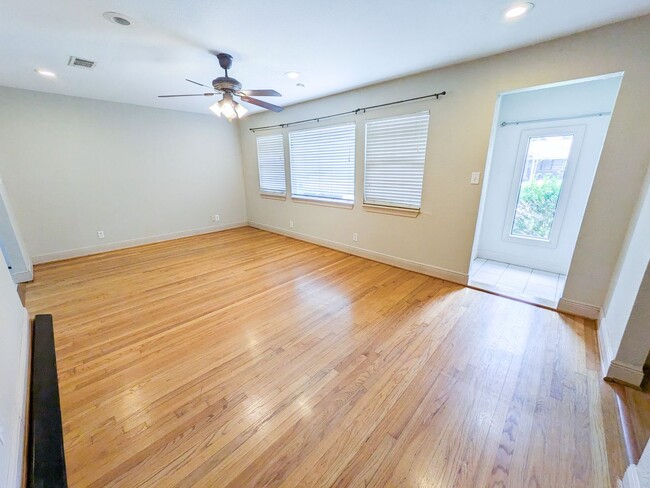 Building Photo - 5031 Simpson Ave