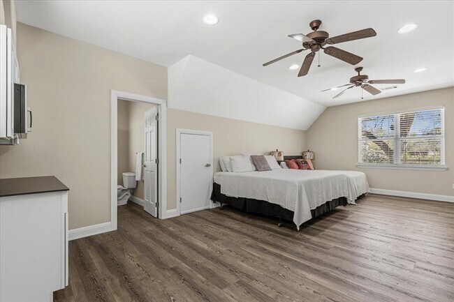 Building Photo - 25207 Lakeview Dr