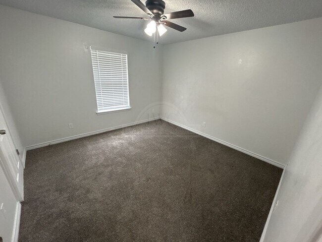 Building Photo - 4804 Cedarhill Cir