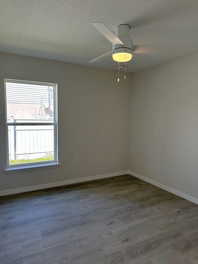 Building Photo - NEW 3/2/1 ready to rent! Pet friendly.