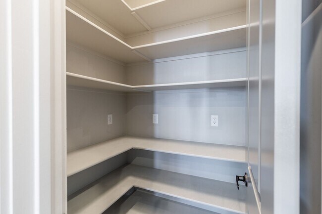 Building Photo - Quiet Centrally located 3 bed 2.5 bathroom