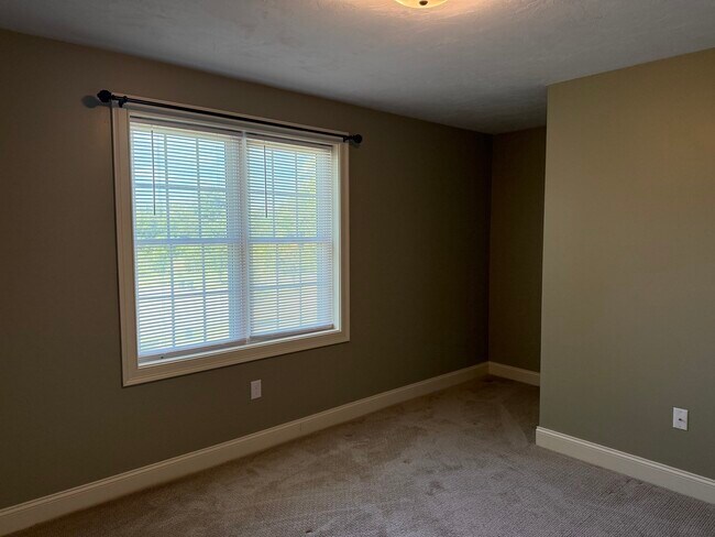 Building Photo - 10 Shamrock Ln