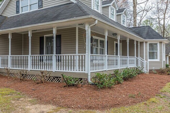 Building Photo - NW Large Updated Home! LR, DR, Den, FP, Ha...