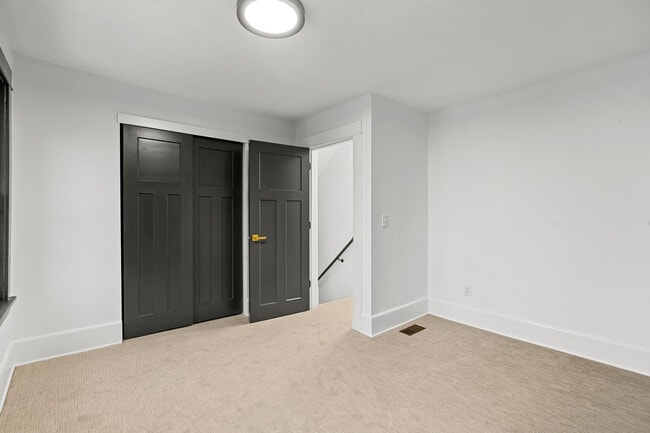 Building Photo - 3127 33rd Ave S