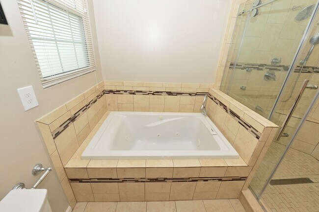 Building Photo - 517 Whisper Walk