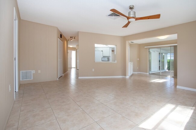 Building Photo - "Charming Sarasota Retreat: Spacious 3-Bed...