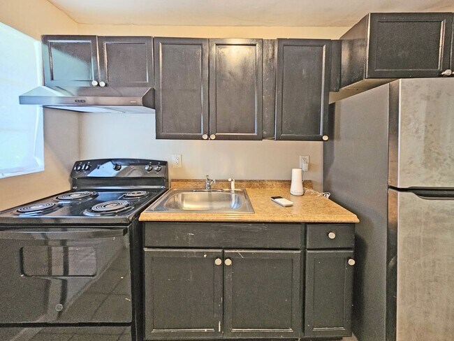 Building Photo - 2/1 Duplex Near Hank Aaron Dr - Housing Vo...