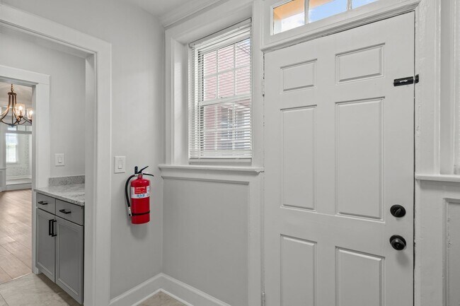 Building Photo - Modern Living in the Heart of Ghent – Walk to EVMS!