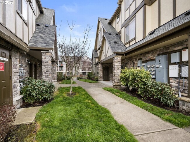 Building Photo - 7907 NE Rockne Way