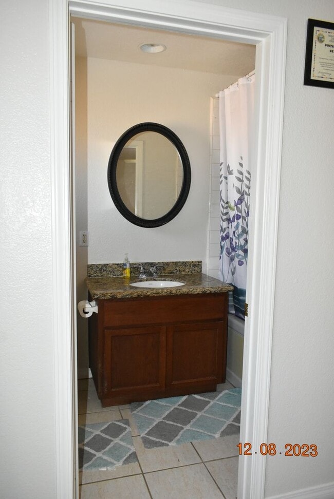Building Photo - Modern Living in California City