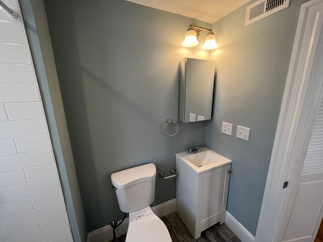 Building Photo - Renovated 4 bed 2 baths in Somerville.... Don't miss out!