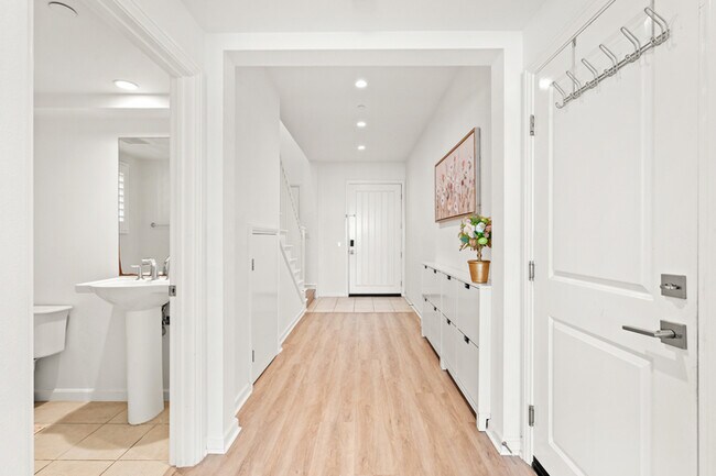 Building Photo - 110 Sugar Cane