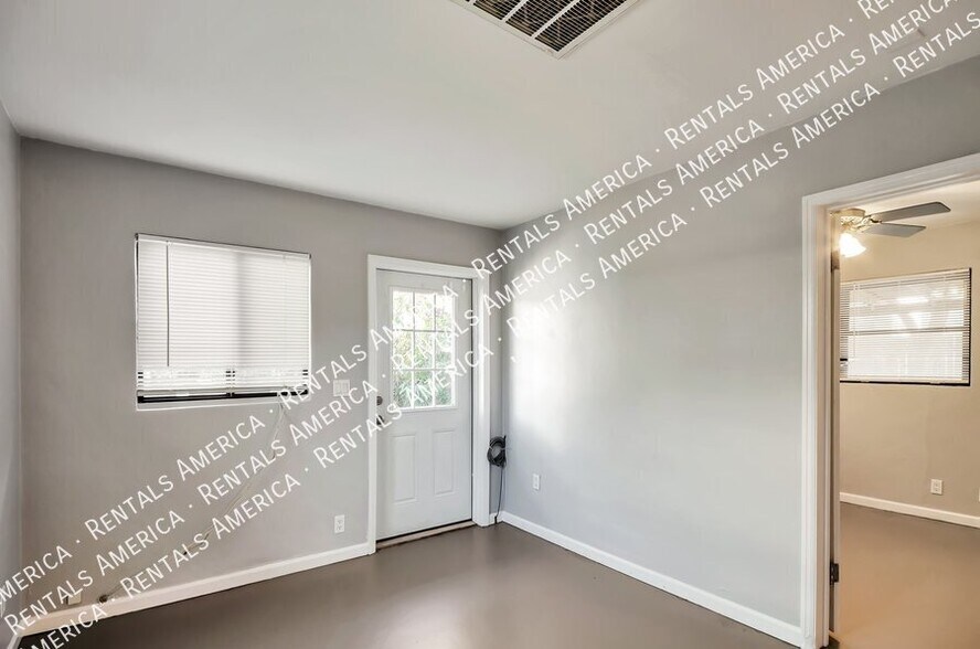 Building Photo - 121 W Birdman Dr